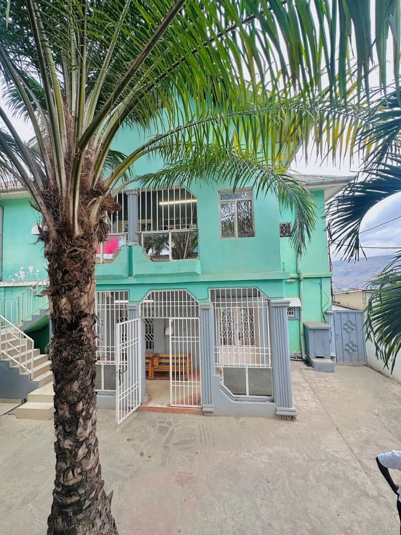 Immeuble à vendre à Matadi — 2 appartements, parking, près Ambassade Angola