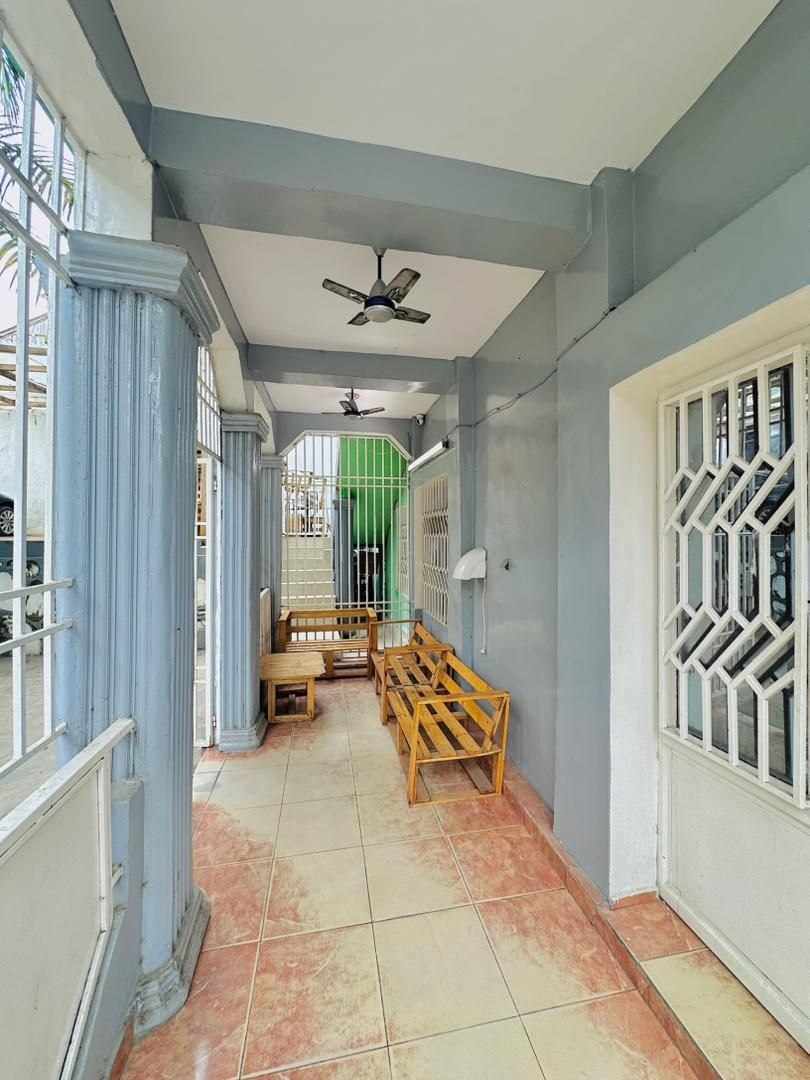 Immeuble à vendre à Matadi — 2 appartements, parking, près Ambassade Angola - vue 2