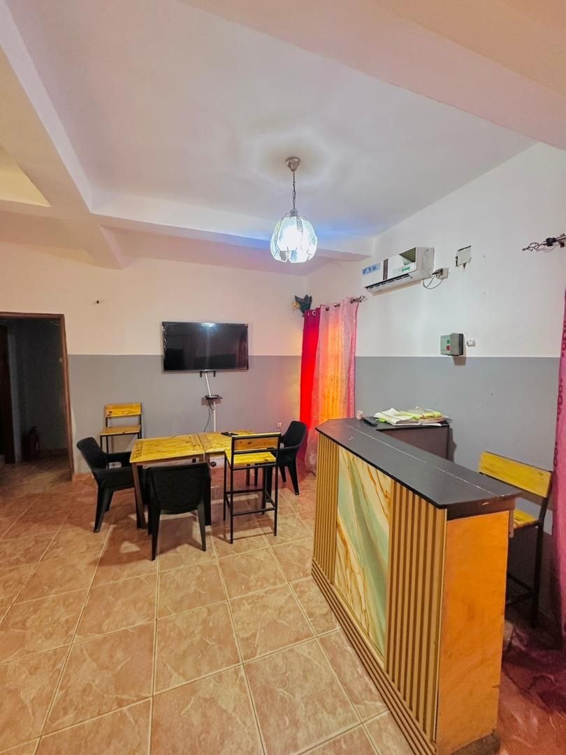 Immeuble à vendre à Matadi — 2 appartements, parking, près Ambassade Angola - vue 3