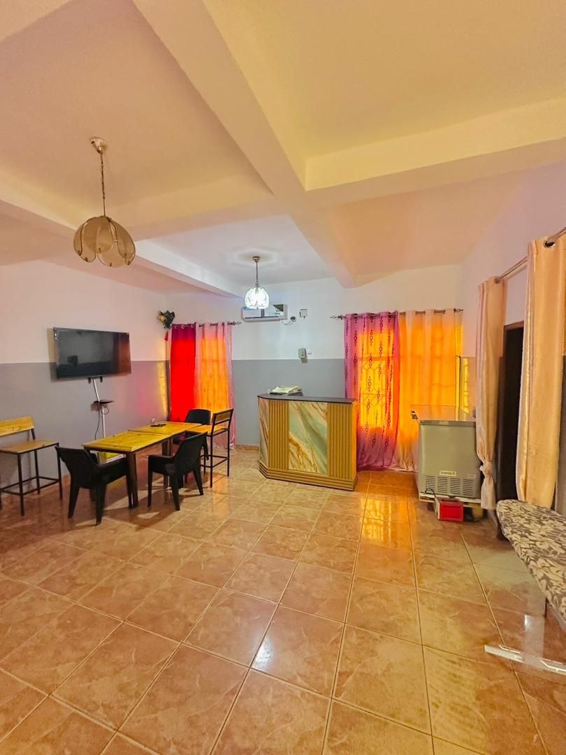 Immeuble à vendre à Matadi — 2 appartements, parking, près Ambassade Angola - vue 4