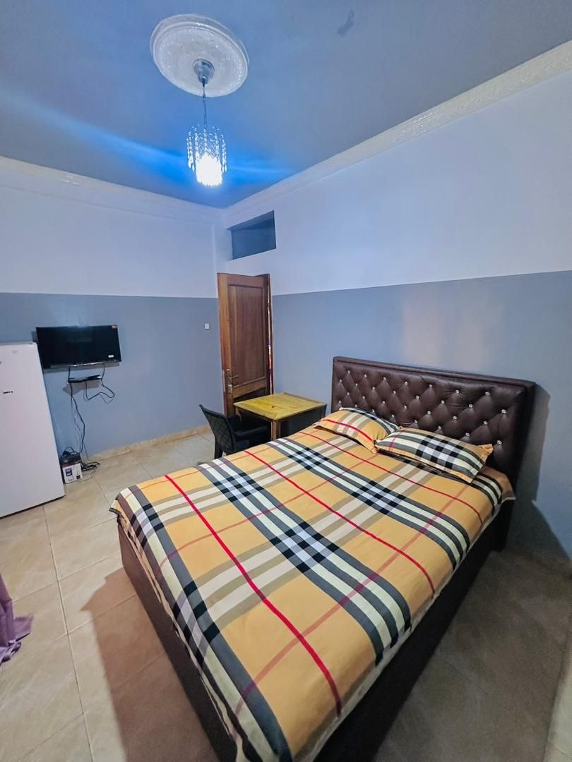 Immeuble à vendre à Matadi — 2 appartements, parking, près Ambassade Angola - vue 5