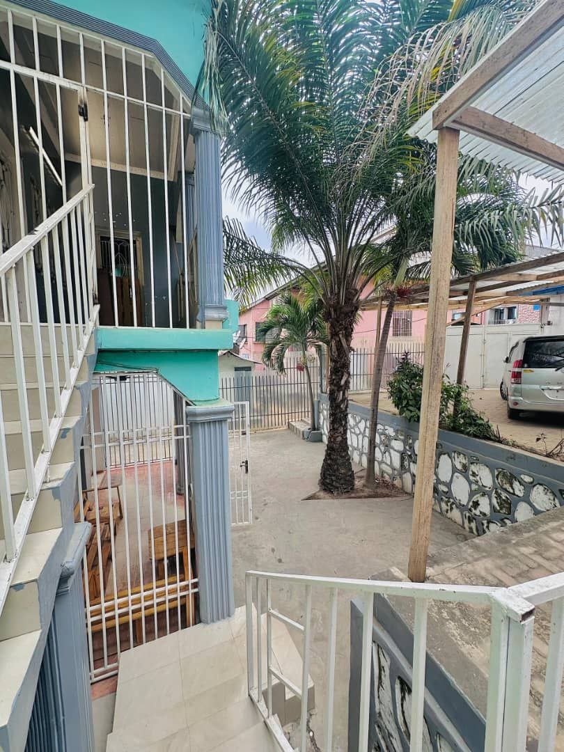 Immeuble à vendre à Matadi — 2 appartements, parking, près Ambassade Angola - vue 6
