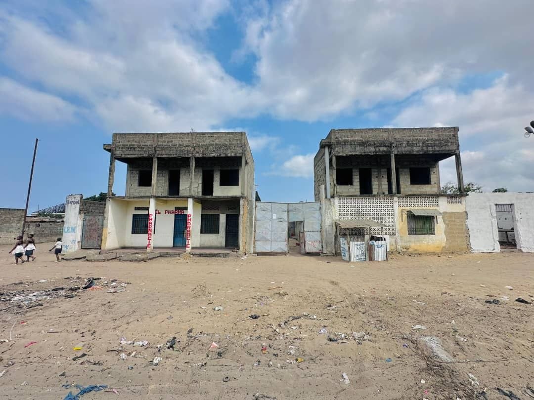 Parcelle avec 6 bâtiments sur route principale — Muanda
