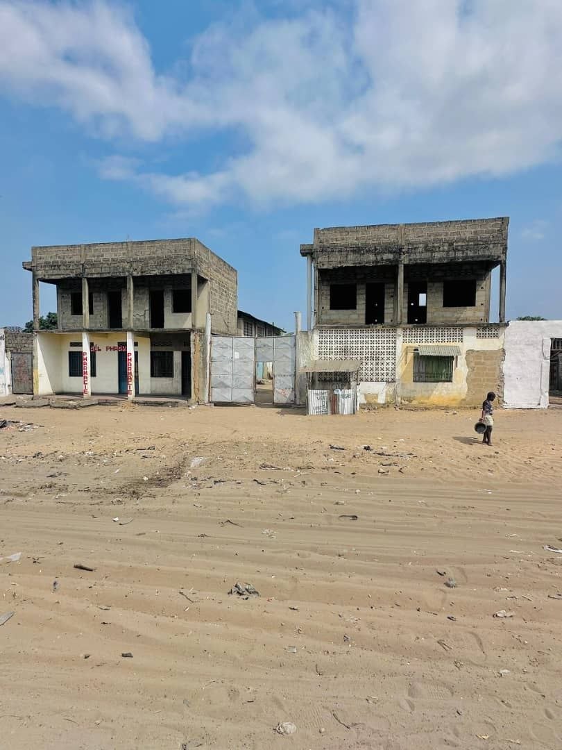 Parcelle avec 6 bâtiments sur route principale — Muanda - vue 2