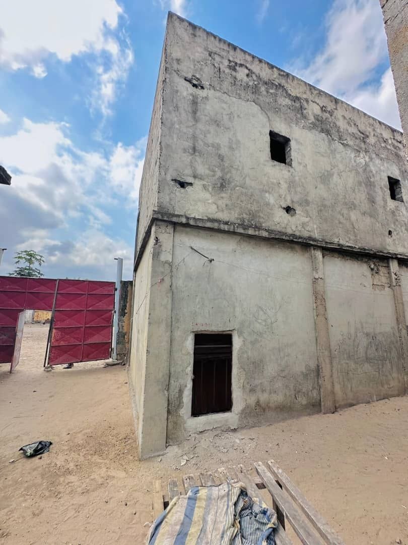 Parcelle avec 6 bâtiments sur route principale — Muanda - vue 3