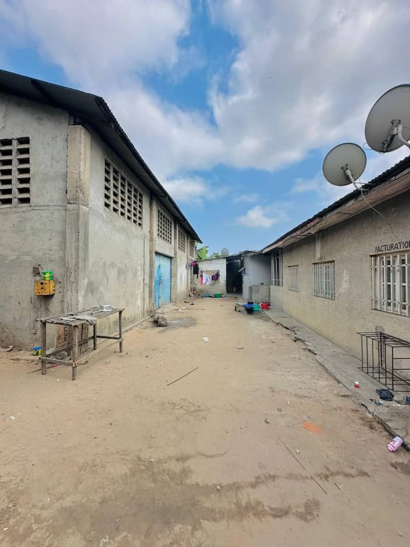 Parcelle avec 6 bâtiments sur route principale — Muanda - vue 4