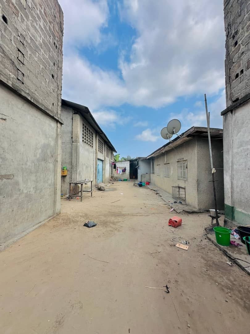 Parcelle avec 6 bâtiments sur route principale — Muanda - vue 8