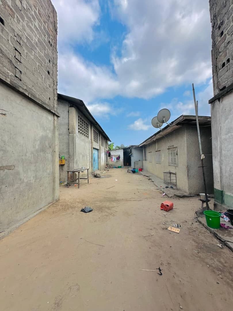 Parcelle avec 6 bâtiments sur route principale — Muanda - vue 9