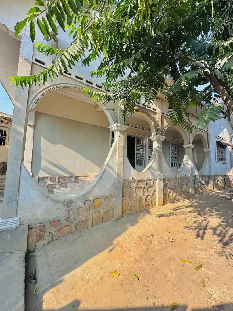 Maison à vendre à Matadi — 3 chambres + studio + annexe locative - vue 3