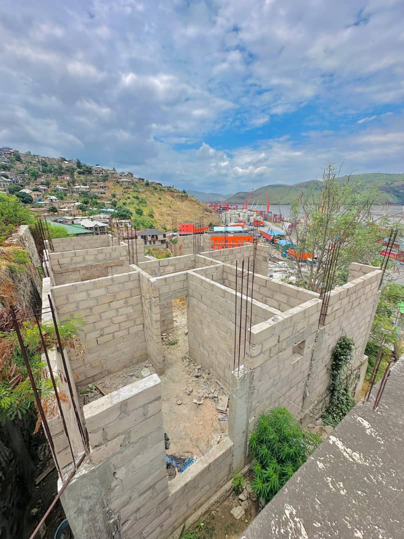 Parcelle à vendre avec maison inachevée Matadi - vue 5