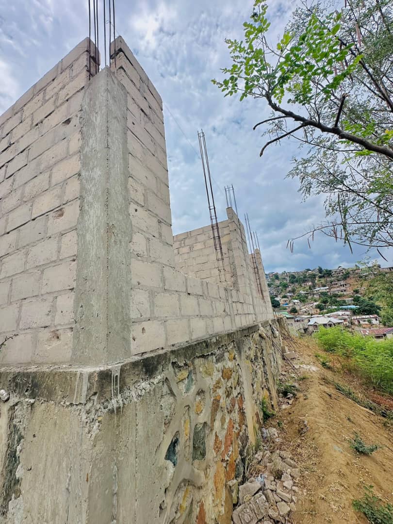 Parcelle à vendre avec maison inachevée Matadi - vue 1