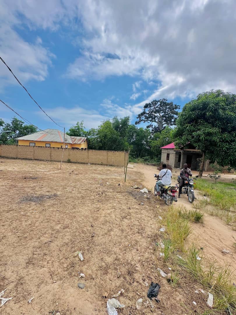 Parcelle + Maison Inachevée à Muanda  - vue 1