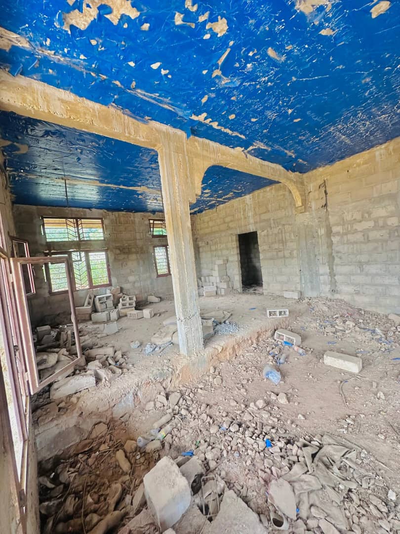 Maison inachevée à vendre à Ango-Ango  - vue 1
