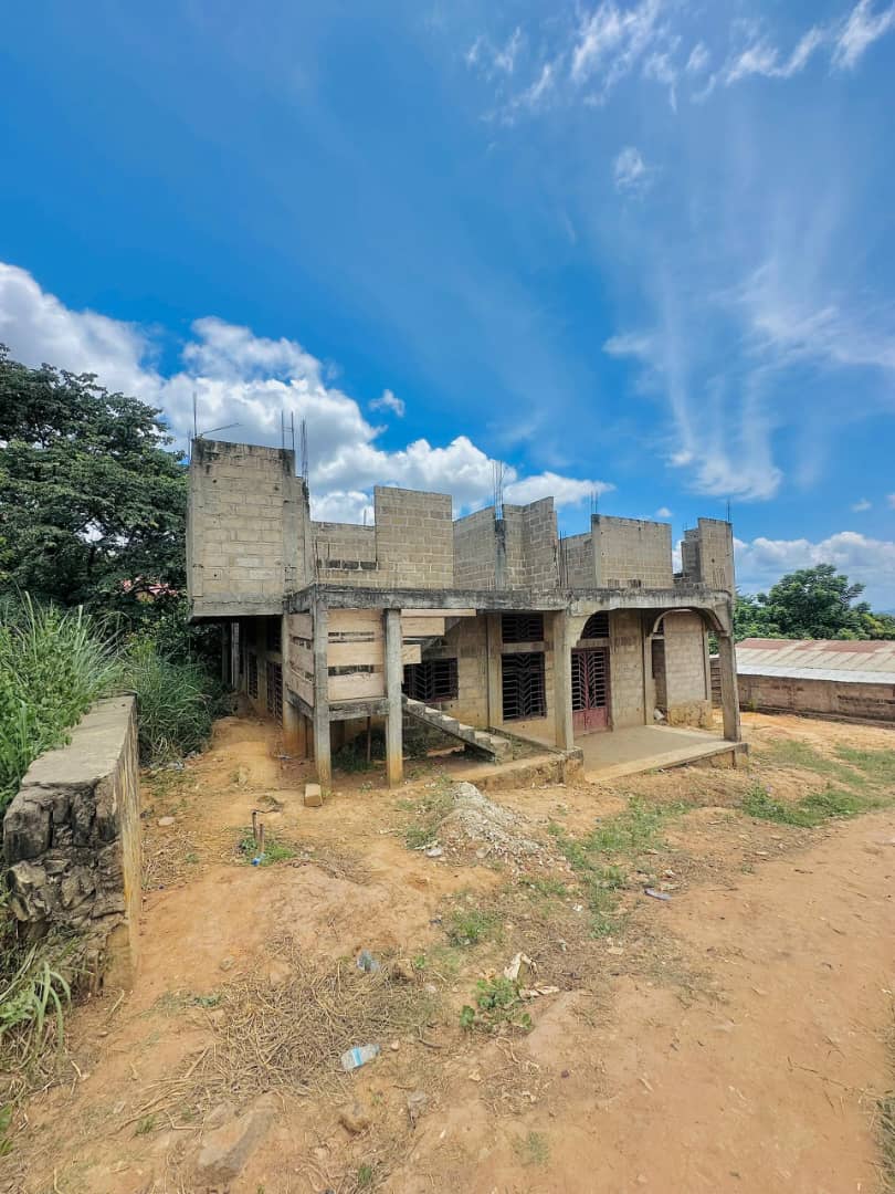 Maison inachevée à vendre à Ango-Ango 